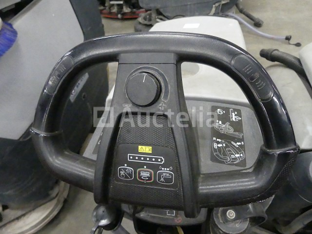 4 nilfisk reinigingsmachines - afbeelding 2 van  9