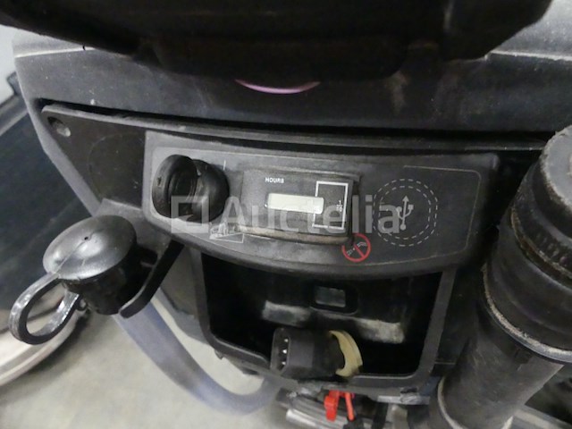 4 nilfisk reinigingsmachines - afbeelding 6 van  9