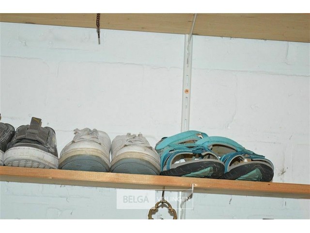 4 paar schoenen maat 39 dockers, adidas, puma - afbeelding 3 van  3