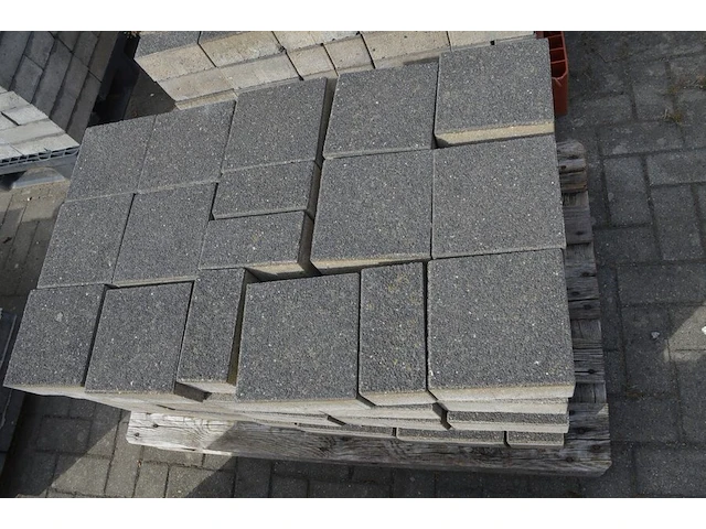 4 paletten grote klinkers ca. 17 m2 (zonder pvc paletten) - afbeelding 2 van  11