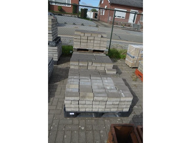 4 paletten grote klinkers ca. 17 m2 (zonder pvc paletten) - afbeelding 1 van  11