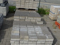 4 paletten grote klinkers ca. 17 m2 (zonder pvc paletten) - afbeelding 1 van  11