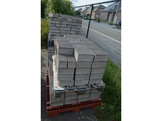 4 paletten grote klinkers ca. 17 m2 (zonder pvc paletten) - afbeelding 4 van  11
