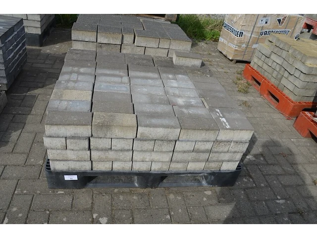 4 paletten grote klinkers ca. 17 m2 (zonder pvc paletten) - afbeelding 6 van  11