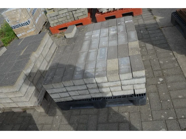 4 paletten grote klinkers ca. 17 m2 (zonder pvc paletten) - afbeelding 8 van  11