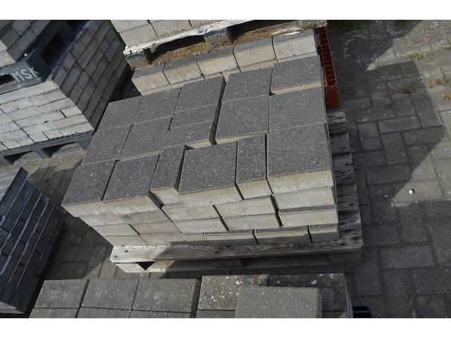 4 paletten grote klinkers ca. 17 m2 (zonder pvc paletten) - afbeelding 10 van  11