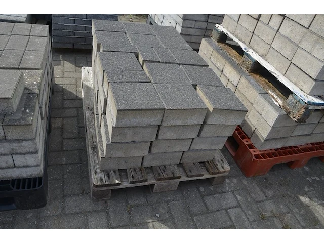 4 paletten grote klinkers ca. 17 m2 (zonder pvc paletten) - afbeelding 11 van  11