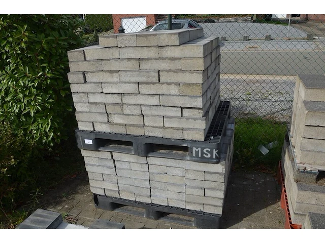 4 paletten grote klinkers ca. 25 m2 (zonder pvc paletten) - afbeelding 2 van  11