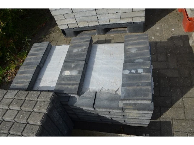 4 paletten grote klinkers ca. 25 m2 (zonder pvc paletten) - afbeelding 10 van  11