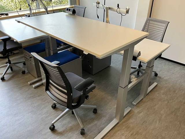 4-persoons bureau eiland steelcase - afbeelding 2 van  7