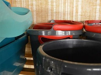 4 poetsemmers en 2 gewone emmers