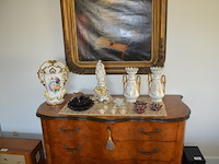 4 porseleinen vazen, 11 porseleinen bloemen