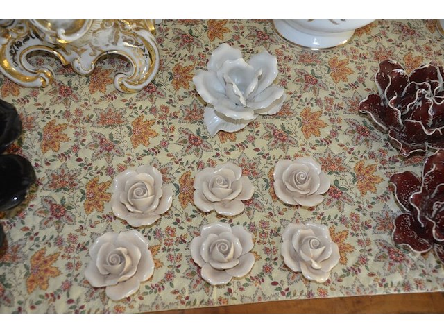 4 porseleinen vazen, 11 porseleinen bloemen - afbeelding 10 van  14