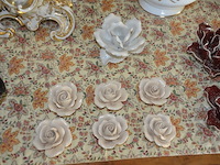 4 porseleinen vazen, 11 porseleinen bloemen - afbeelding 10 van  14