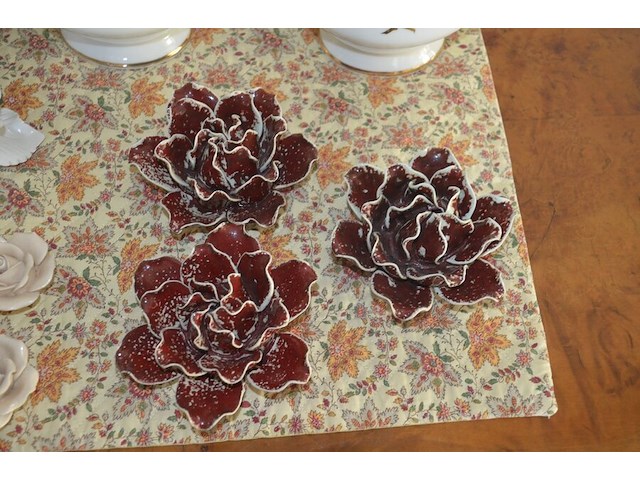 4 porseleinen vazen, 11 porseleinen bloemen - afbeelding 11 van  14