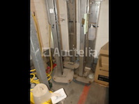 4 roestvrijstalen kolommen hydroalcoholische gel dispenser - afbeelding 4 van  6