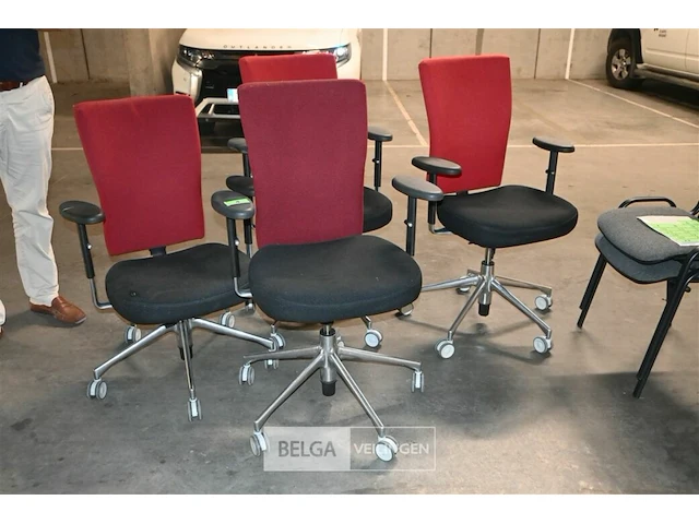 4 rood-zwarte vitra bureelstoelen in stof - afbeelding 1 van  6