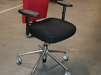 4 rood-zwarte vitra bureelstoelen in stof - afbeelding 2 van  6