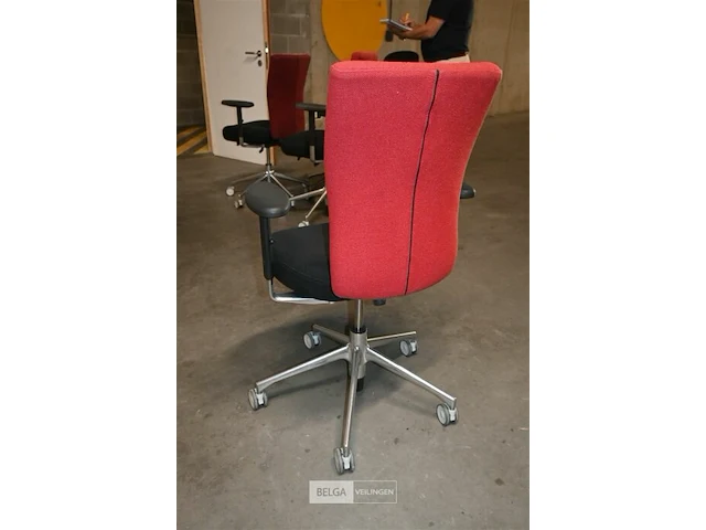 4 rood-zwarte vitra bureelstoelen in stof - afbeelding 4 van  6