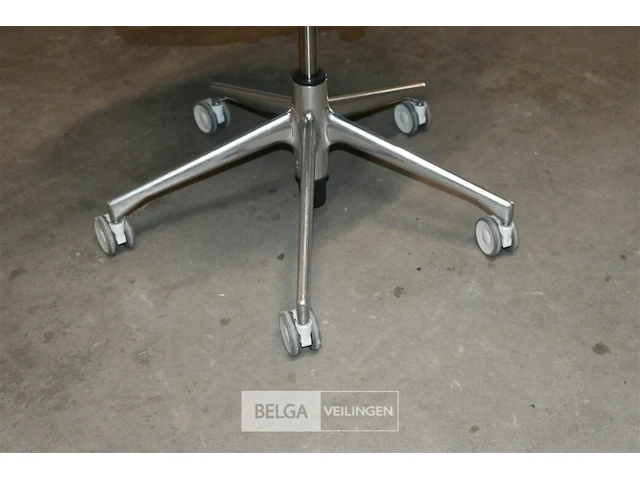 4 rood-zwarte vitra bureelstoelen in stof - afbeelding 5 van  6