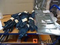 4 schorten frees, 12 paar rubberen handschoenen - afbeelding 6 van  6