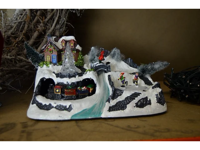 4 sets kerstlampjes, kerstkrans, sierstuk winter, sierstuk kerstman met slee, kunstof kerstboom - afbeelding 4 van  12