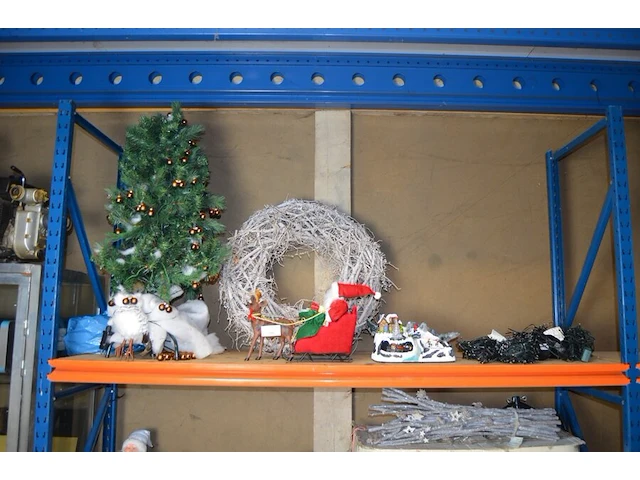 4 sets kerstlampjes, kerstkrans, sierstuk winter, sierstuk kerstman met slee, kunstof kerstboom - afbeelding 1 van  12