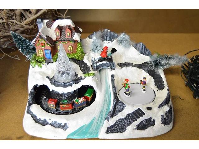 4 sets kerstlampjes, kerstkrans, sierstuk winter, sierstuk kerstman met slee, kunstof kerstboom - afbeelding 5 van  12