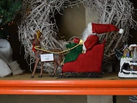 4 sets kerstlampjes, kerstkrans, sierstuk winter, sierstuk kerstman met slee, kunstof kerstboom - afbeelding 11 van  12