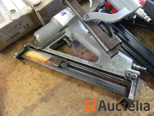 4 spijkermachines en pneumatisch nietmachine - afbeelding 1 van  6