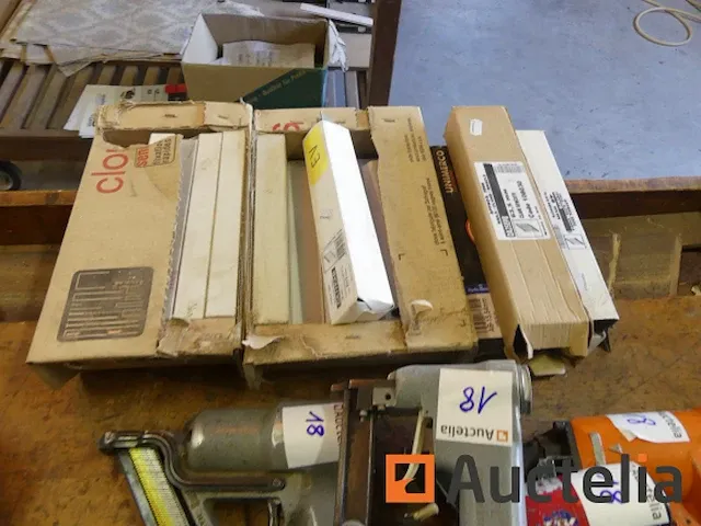 4 spijkermachines en pneumatisch nietmachine - afbeelding 2 van  6