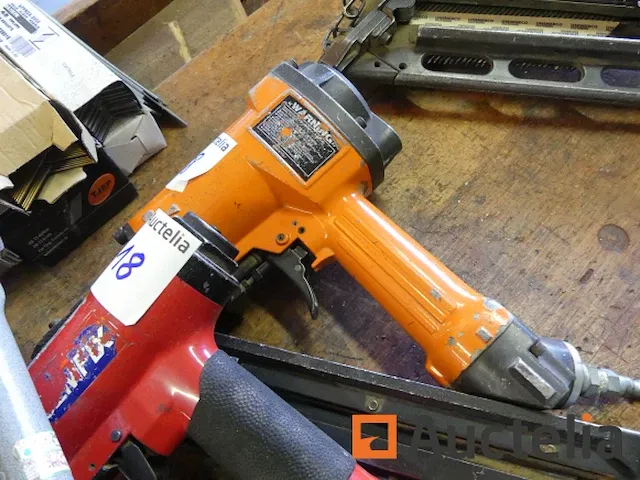 4 spijkermachines en pneumatisch nietmachine - afbeelding 3 van  6