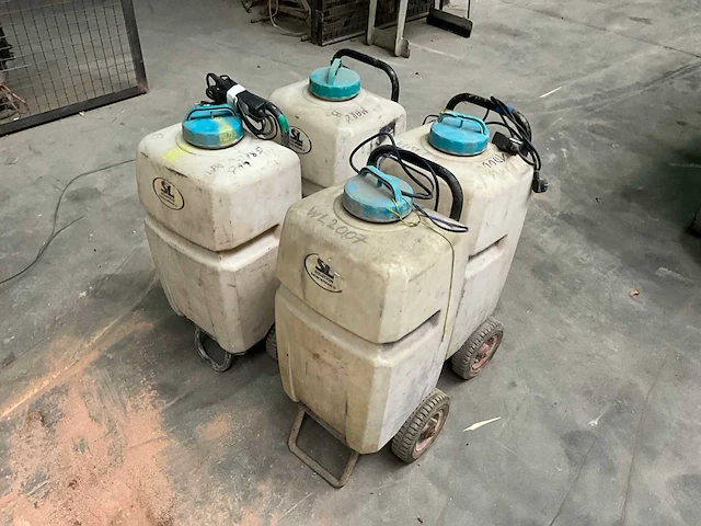 4 sproeiers / elektrische spuitwagens - afbeelding 1 van  5
