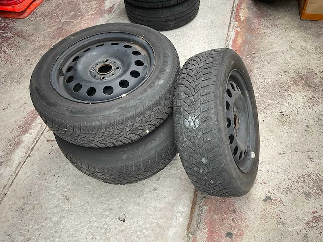 4 stalen velgen met winterbanden - afbeelding 1 van  6