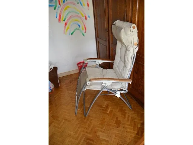 4 stoelen met armleuning stoffen zit en rug, vierkantig tafeltje, rechthoekig tafeltjes zwart smeedijzeren voet, tuinligzetel beige stoffen kussen - afbeelding 2 van  10