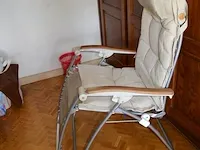 4 stoelen met armleuning stoffen zit en rug, vierkantig tafeltje, rechthoekig tafeltjes zwart smeedijzeren voet, tuinligzetel beige stoffen kussen - afbeelding 2 van  10