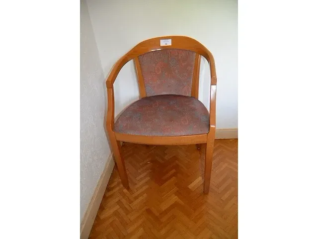 4 stoelen met armleuning stoffen zit en rug, vierkantig tafeltje, rechthoekig tafeltjes zwart smeedijzeren voet, tuinligzetel beige stoffen kussen - afbeelding 1 van  10