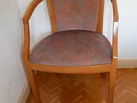4 stoelen met armleuning stoffen zit en rug, vierkantig tafeltje, rechthoekig tafeltjes zwart smeedijzeren voet, tuinligzetel beige stoffen kussen - afbeelding 1 van  10
