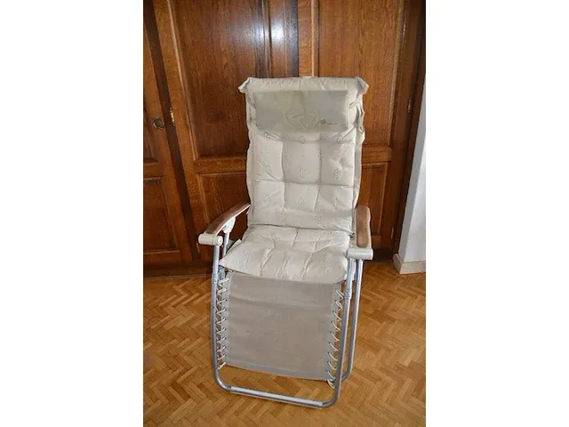 4 stoelen met armleuning stoffen zit en rug, vierkantig tafeltje, rechthoekig tafeltjes zwart smeedijzeren voet, tuinligzetel beige stoffen kussen - afbeelding 3 van  10
