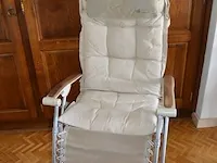 4 stoelen met armleuning stoffen zit en rug, vierkantig tafeltje, rechthoekig tafeltjes zwart smeedijzeren voet, tuinligzetel beige stoffen kussen - afbeelding 3 van  10