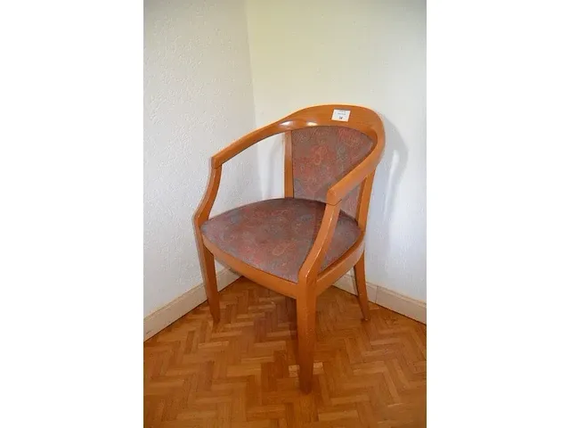 4 stoelen met armleuning stoffen zit en rug, vierkantig tafeltje, rechthoekig tafeltjes zwart smeedijzeren voet, tuinligzetel beige stoffen kussen - afbeelding 5 van  10