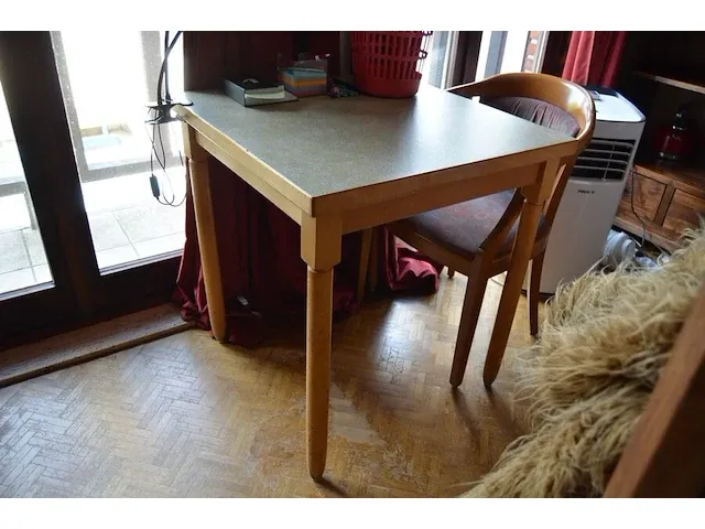 4 stoelen met armleuning stoffen zit en rug, vierkantig tafeltje, rechthoekig tafeltjes zwart smeedijzeren voet, tuinligzetel beige stoffen kussen - afbeelding 6 van  10
