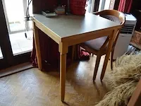 4 stoelen met armleuning stoffen zit en rug, vierkantig tafeltje, rechthoekig tafeltjes zwart smeedijzeren voet, tuinligzetel beige stoffen kussen - afbeelding 6 van  10