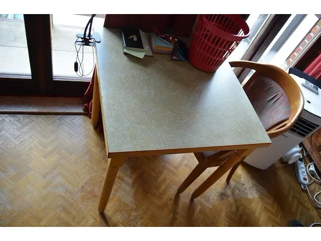4 stoelen met armleuning stoffen zit en rug, vierkantig tafeltje, rechthoekig tafeltjes zwart smeedijzeren voet, tuinligzetel beige stoffen kussen - afbeelding 7 van  10