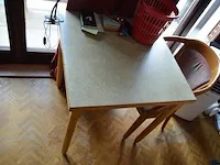 4 stoelen met armleuning stoffen zit en rug, vierkantig tafeltje, rechthoekig tafeltjes zwart smeedijzeren voet, tuinligzetel beige stoffen kussen - afbeelding 7 van  10