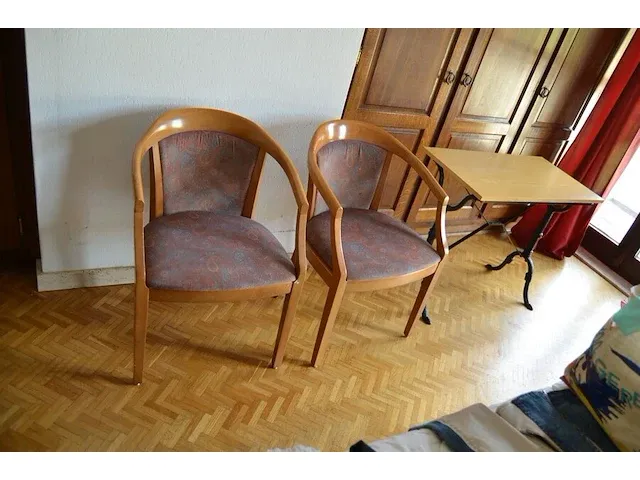4 stoelen met armleuning stoffen zit en rug, vierkantig tafeltje, rechthoekig tafeltjes zwart smeedijzeren voet, tuinligzetel beige stoffen kussen - afbeelding 8 van  10