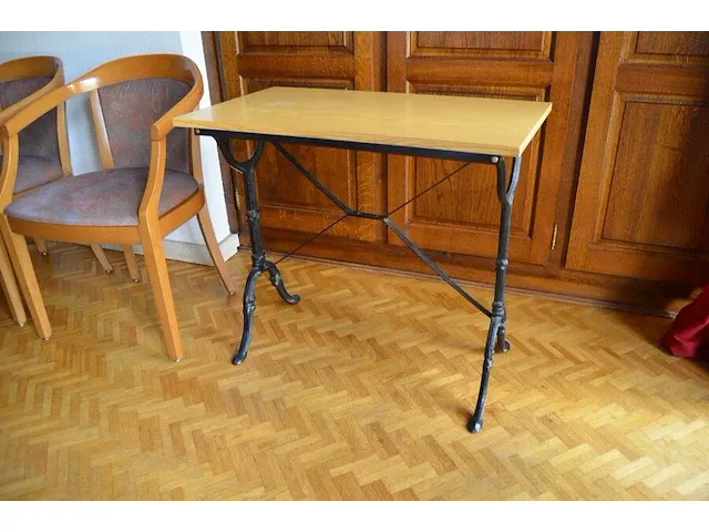 4 stoelen met armleuning stoffen zit en rug, vierkantig tafeltje, rechthoekig tafeltjes zwart smeedijzeren voet, tuinligzetel beige stoffen kussen - afbeelding 9 van  10