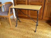 4 stoelen met armleuning stoffen zit en rug, vierkantig tafeltje, rechthoekig tafeltjes zwart smeedijzeren voet, tuinligzetel beige stoffen kussen - afbeelding 9 van  10