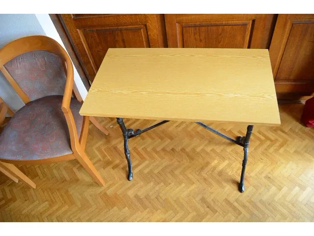 4 stoelen met armleuning stoffen zit en rug, vierkantig tafeltje, rechthoekig tafeltjes zwart smeedijzeren voet, tuinligzetel beige stoffen kussen - afbeelding 10 van  10