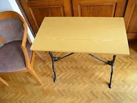 4 stoelen met armleuning stoffen zit en rug, vierkantig tafeltje, rechthoekig tafeltjes zwart smeedijzeren voet, tuinligzetel beige stoffen kussen - afbeelding 10 van  10